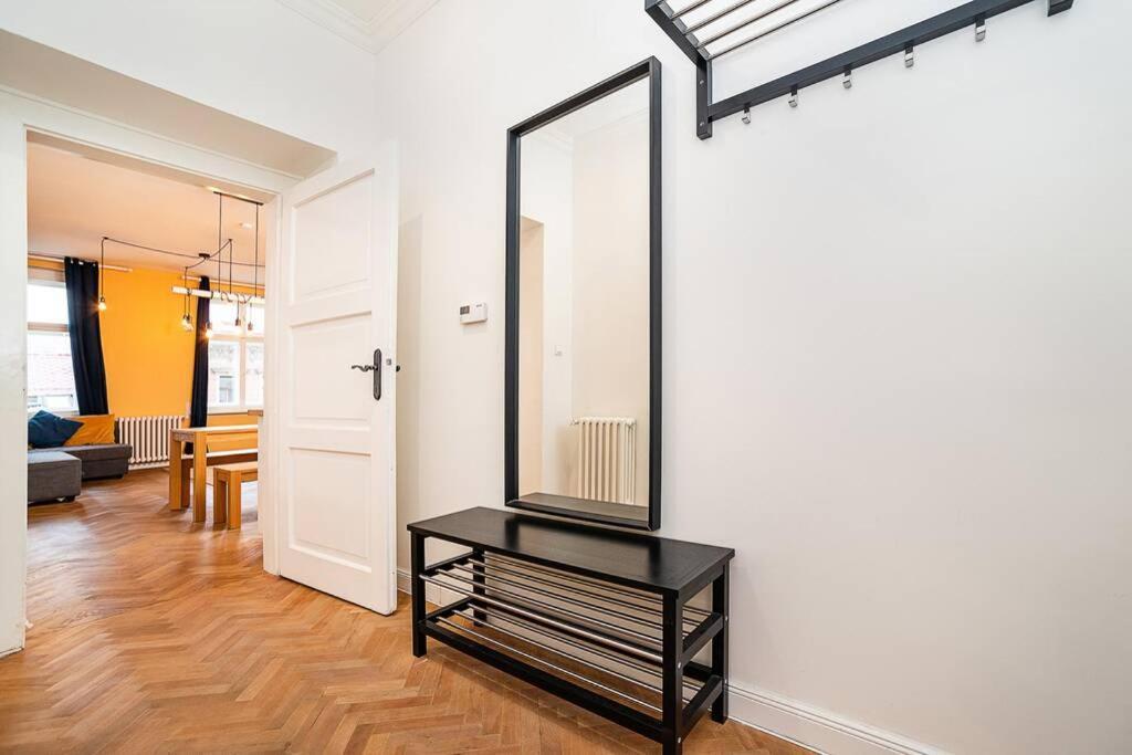 Ferienwohnung Elegant, Modern, 2-Bed Flat By Museum Of Prag Exterior foto